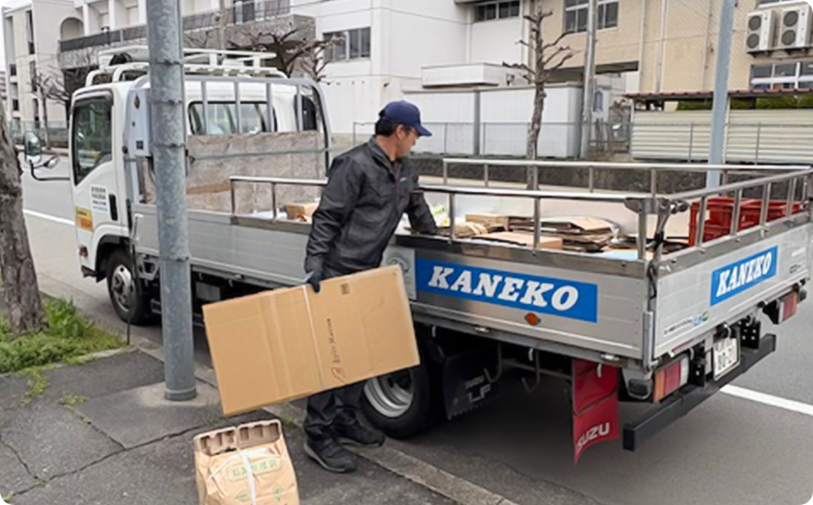 ご家庭から出るゴミをトラックで回収し、処分場まで運搬している様子