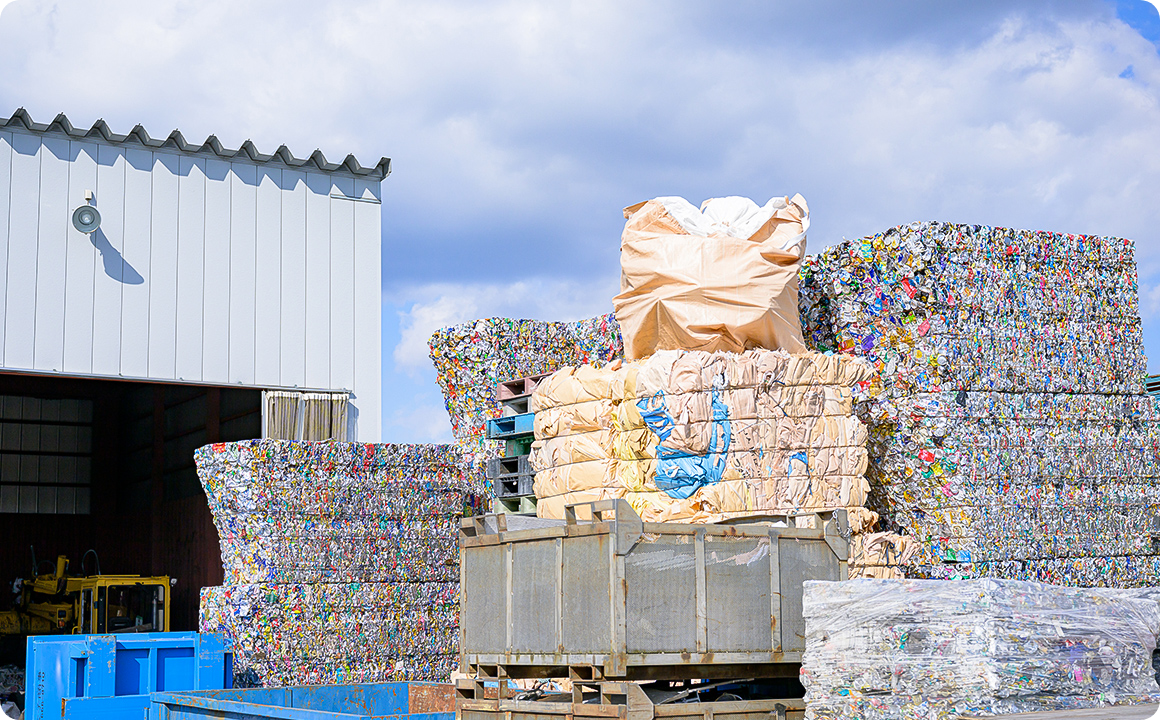 不要となった古紙や廃プラスチック、鉄くず、古着などをリサイクル資源としてお引き取りしています